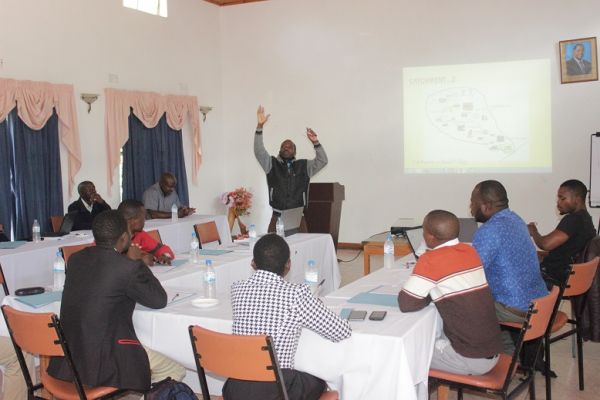 a-trainer-imparting-knowledge-on-the-extension-workers-pic-sam-majamanda656BC872-9098-B6B6-D216-CF1B1A0CEBF0.jpg