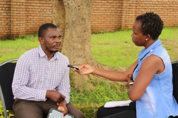 agriculture-extension-worker-for-blantyre-district-patrick-chisakasa-905A96350-C233-0070-7FCD-E57E8B8E45AE.jpg