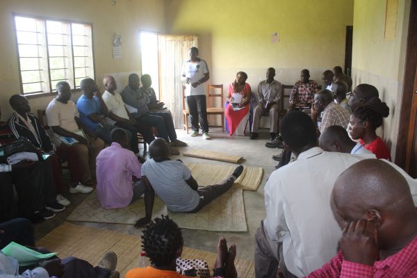 discussion-with-community-representative-on-the-objectives-of-field-work-at-wiliro-in-karonga-5C7262C15-A9F3-79A5-208A-E39223159221.jpg