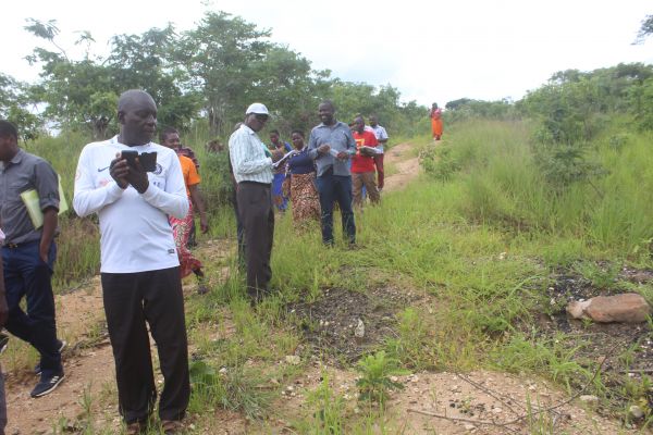 exploration-of-watershed-through-transect-walk-at-wiliro-catchment-in-karonga-13D8C99B11-3660-B6F7-BCDB-64A4A78D8711.jpg