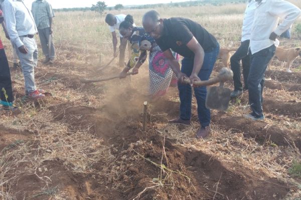 extension-workers-demonstrating-in-the-field-during-the-training44B9903E-FBC2-4C79-6ADD-9EEAF93D1041.jpg