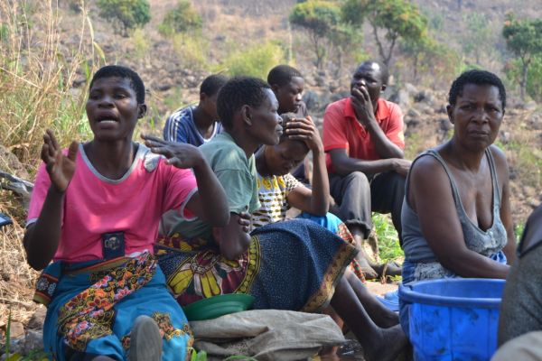 makadani-irrigation-scheme-secretary-briefes-the-visitors-from-nlgfc-in-blantyre-c-abel-ikiloni-manaC67A1CB6-3E42-B382-E903-AEB1F8A047ED.jpg