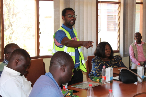 Dowa DC Stalish Mwambiwa interacting with Mwanza District officials