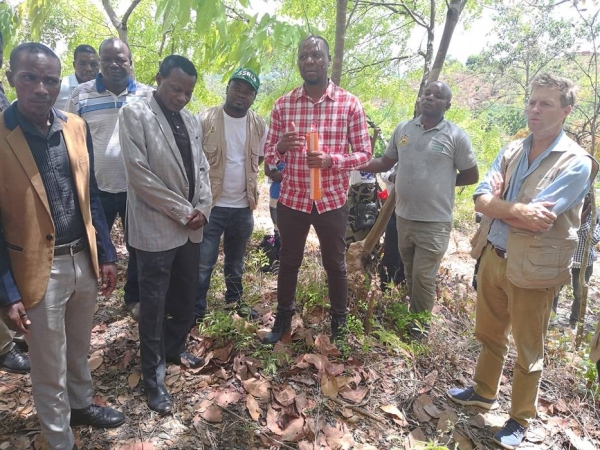 World Bank Country Manager Hugh Riddell interacting with CS-EPWP beneficiaries at Iponga catchment-Karonga